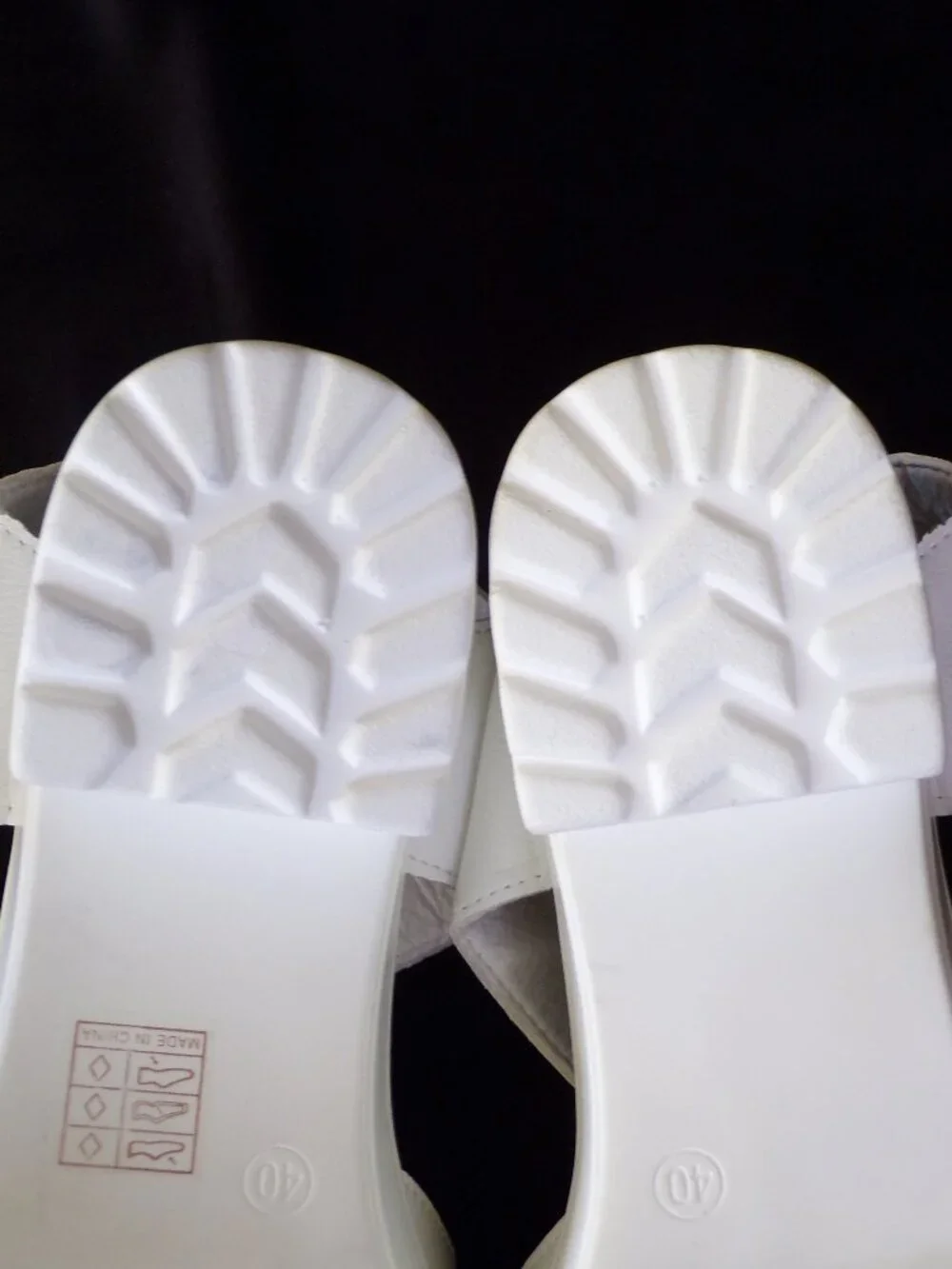 XIN HAO size 9.5 (?) white mid-heel 2-strap platform sandals all synth. mat.